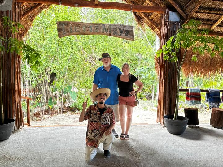 Couple with the guide kneeling in a sombrero